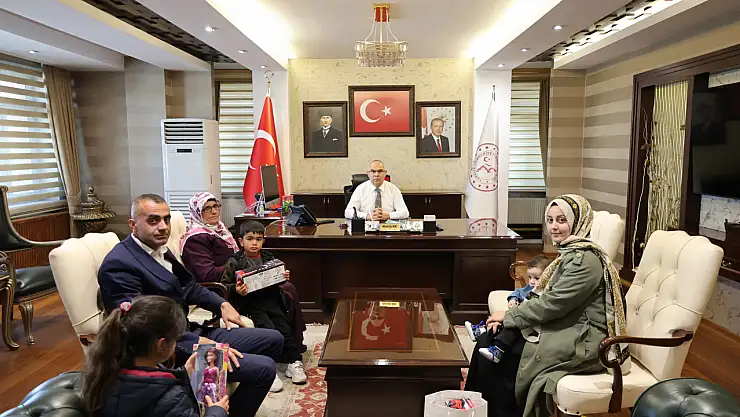 Vali Koç, Doğubayazıt şehidi Demir'in ailesini makamında ağırladı