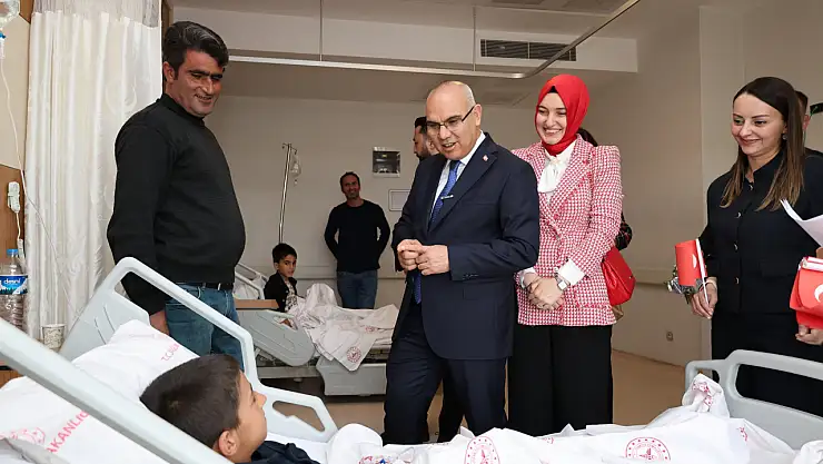 Vali Koç'tan hastanede tedavi gören çocuklara 23 Nisan sürprizi