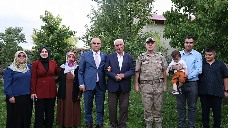 Vali Koç ve beraberindeki heyet, Taşlıçay'da şehit ailesine konuk oldu