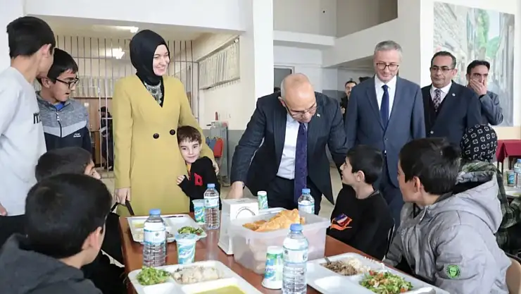 Vali Mustafa Koç Ozanlar YİBO'da öğrencilerle iftar yaptı