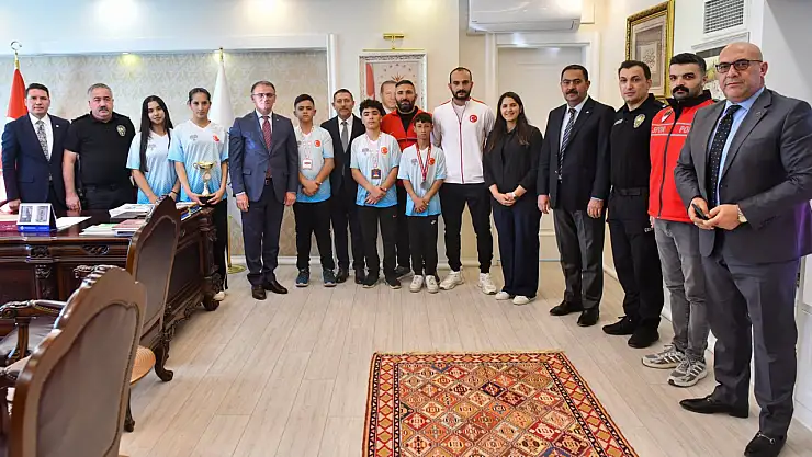 Vali Ozan Balcı, Yeni Van Polis Gücü Spor Kulübü'nün Şampiyon Sporcularını Makamında Kabul Etti