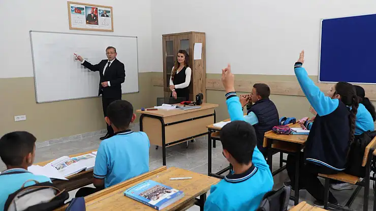 Vali Ziya Polat, 100. Yıl Cumhuriyet Ortaokulu'nu Ziyaret Etti