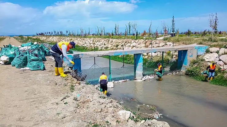 Van Büyükşehir Belediyesi İnci Kefali Göç Güzergahındaki Derelerde Temizlik Çalışması Başlattı