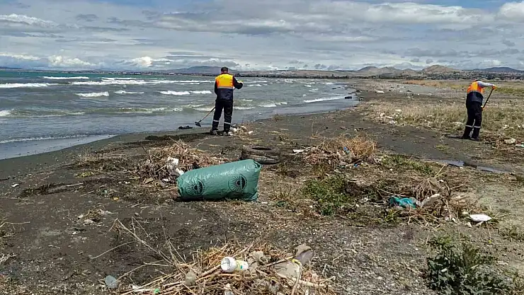 Van Büyükşehir Belediyesi, İnci Kefali Göç Yolu Üzerindeki Derelerde Temizlik Çalışması Yaptı