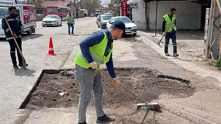 Van Büyükşehir Belediyesi Kent Merkezinde Yol Bakım ve Onarım Çalışmalarını Hızlandırdı