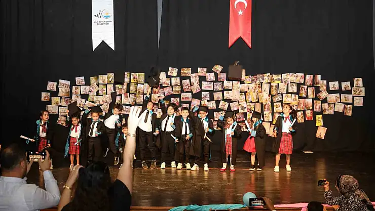 Van Büyükşehir Belediyesi Kreşinden Yılsonu Gösterisi: Öğrenciler Coşkuyla Sahne Aldı!
