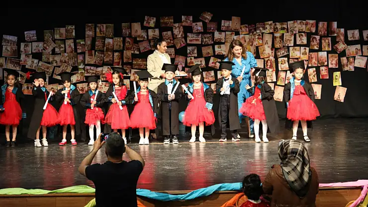 Van Büyükşehir Belediyesi Kreş Öğrencilerinden Renkli Yılsonu Etkinliği