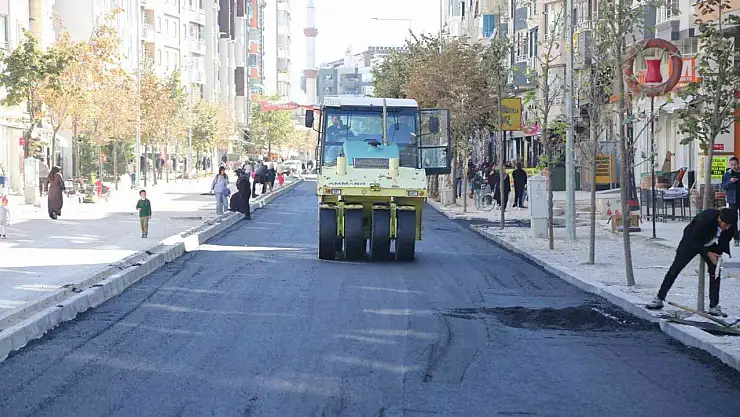 Van Büyükşehir Belediyesi'nden Suvaroğlu Caddesi'nde asfalt yenileme çalışmaları başladı
