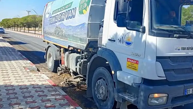Van Büyükşehir Belediyesi'nden Erciş Sahilinde Temizlik Seferberliği