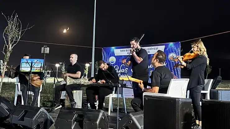 Van Büyükşehir Belediyesi Yaz Konserleri Sahil Yolu 65 Parkı'nda Devam Etti
