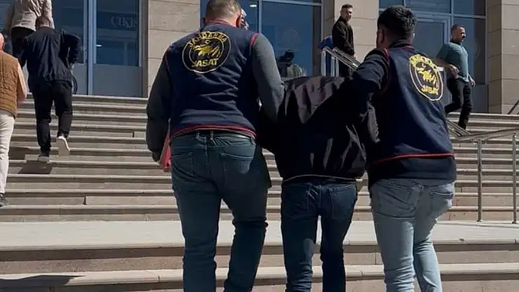Van'da 25 yıl hapis cezasıyla aranan uyuşturucu tüccarı yakalandı