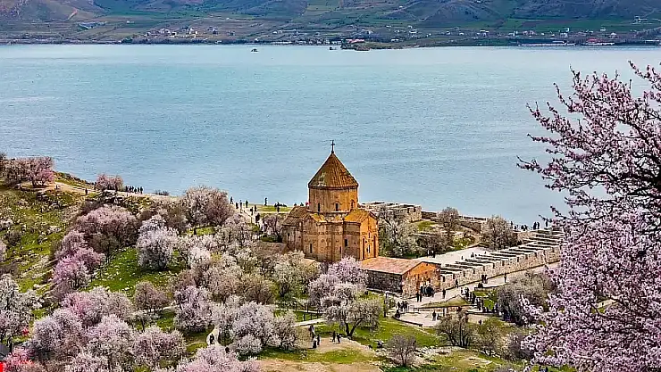 Van'da 3. Akdamar Adası Badem Çiçeği Festivali başlıyor