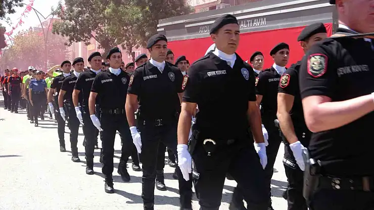 Van'da 30 Ağustos Zafer Bayramı coşkuyla kutlandı: Tören, geçit ve saygı duruşuyla gerçekleşti