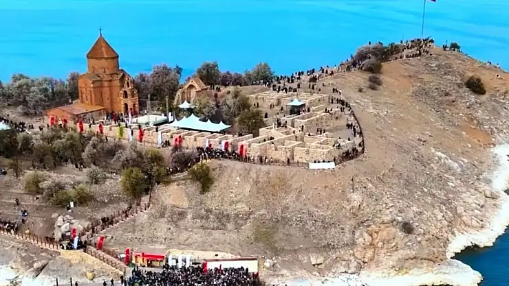 Van'da 30 bin kişiyi ağırlayan Badem Çiçeği Festivali, kültürel zenginliği kutladı!