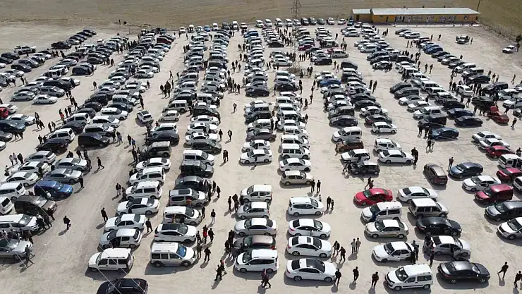 Van'da açık oto pazarı bayram öncesi doldu taştı