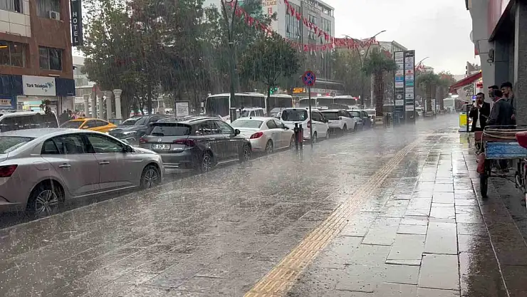 Van'da Ani Sağanak: Cadde ve Sokaklar Suyla Kaplanırken Trafik Durma Noktasına Geldi