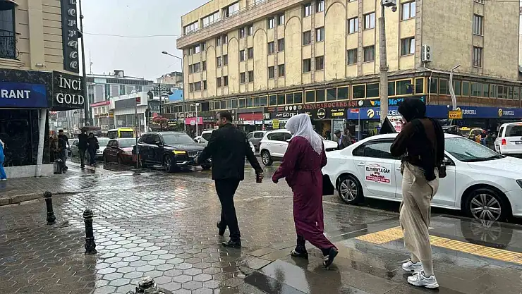 Van'da aniden bastıran sağanak yağış hayatı olumsuz etkiledi, vatandaşlar sığınacak yer aradı