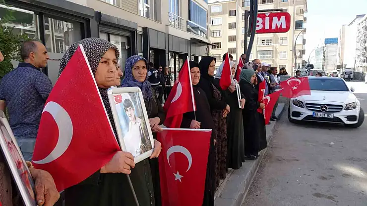 Van'da anneler, kayıp çocukları için acı dolu eylemde buluştu: Barış olsun, evlatlarımızı istiyoruz