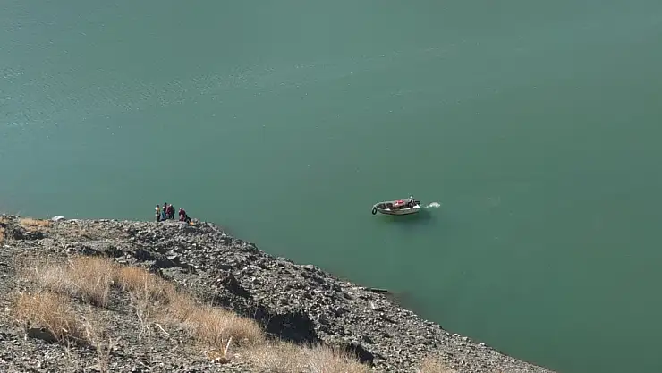 Van'da aracın baraja uçması sonucu 3 kişiye ulaşmak için arama kurtarma çalışması başlatıldı
