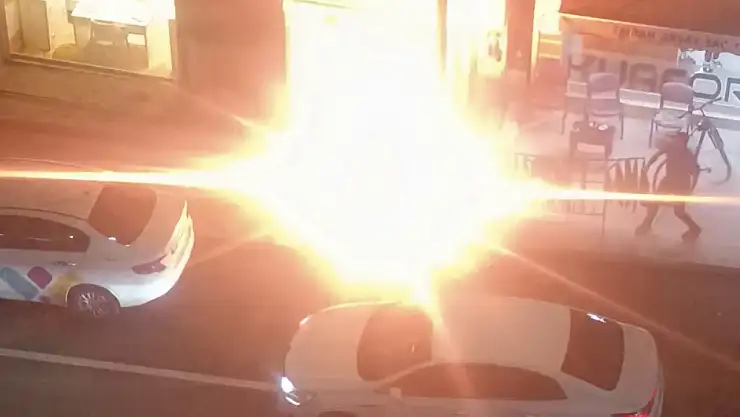 Van'da Aydınlatma Direğinde Kablolar Yangın Çıkardı