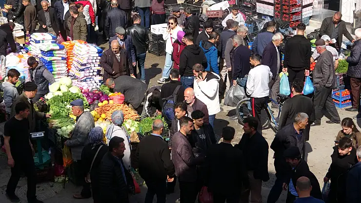 Van'da bayram öncesi çarşı ve pazarlarda renkli hareketlilik