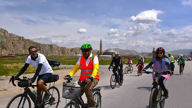 Van'da Bisiklet Turu: Sağlıklı Yaşam ve Doğa Keşfi İçin Pedalladılar!