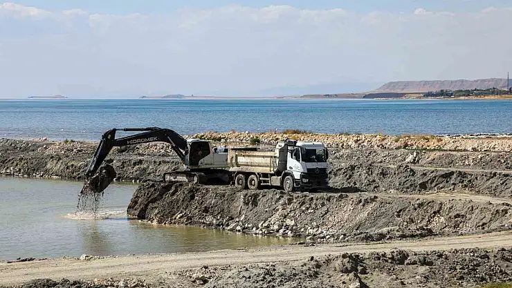 Van'da cadde ve sokaklara gül suyu sıkarak ferahlatıcı bir dokunuş yapıldı