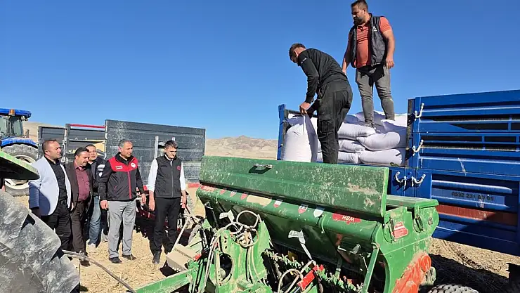 Van'da Çiftçilere Binlerce Ton Sertifikalı Arpa ve Buğday Tohumu Dağıtıldı