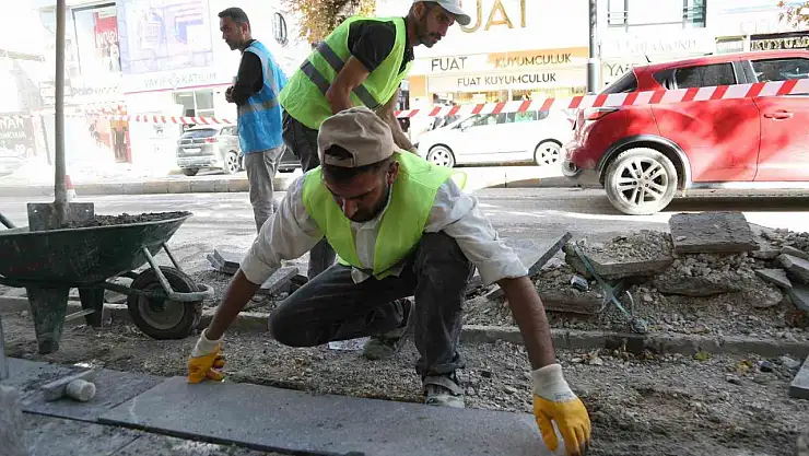 Van'da Cumhuriyet Caddesi'nde kaldırım yenileme çalışmaları sürüyor, güvenlik ve estetik hedefleniyor