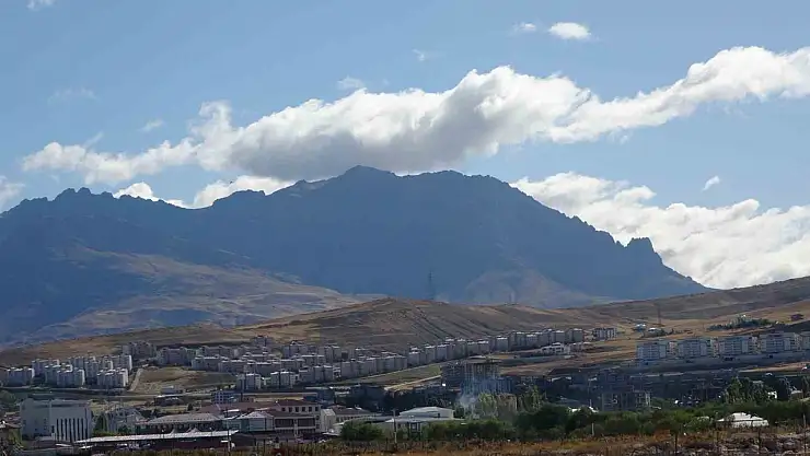 Van'da Dağ Zirvelerinde Görsel Şölen: Bulutlar ve Kartpostal Güzellikleri