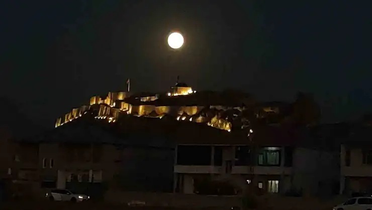 Van'da dolunay ve tarihi kale muhteşem bir görsel şölen sundu