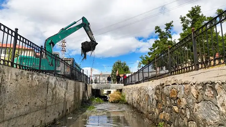 Van'da DSİ 17. Bölge Müdürlüğü Kanal Temizliği Çalışmaları Devam Ediyor