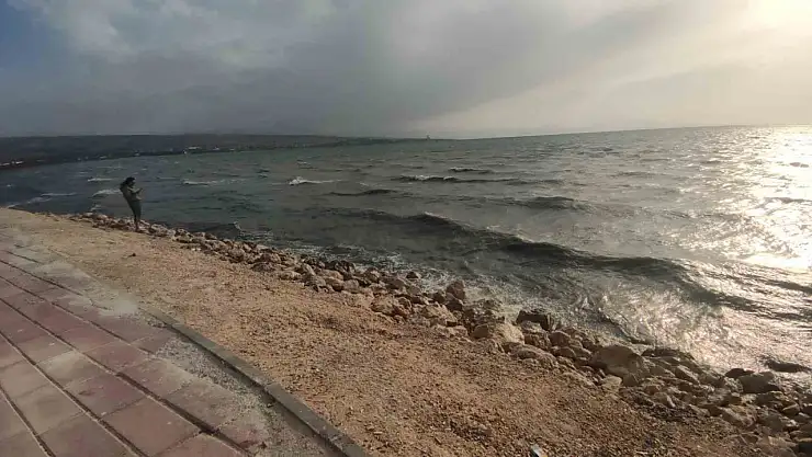 Van'da Fırtına Etkili Oldu: Dalgalı Van Gölü Sahilinde Görüntüler Dram Yarattı