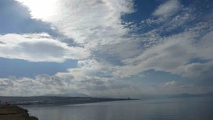 Van'da gökyüzü, gündüz bulut dansı ve akşam ışık şöleniyle büyülüyor