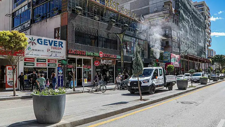 Van'da gül suyu ile cadde ve sokaklar ferahlatıldı, vatandaşlar memnun kaldı