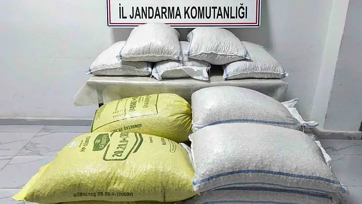 Van'da gümrük kaçakçılığı operasyonunda tonlarca kaçak sigara ve gıda maddesi ele geçirildi