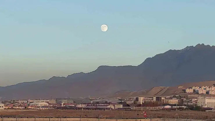 Van'da gün batımı ve dolunay sahneleri eş zamanlı büyüledi