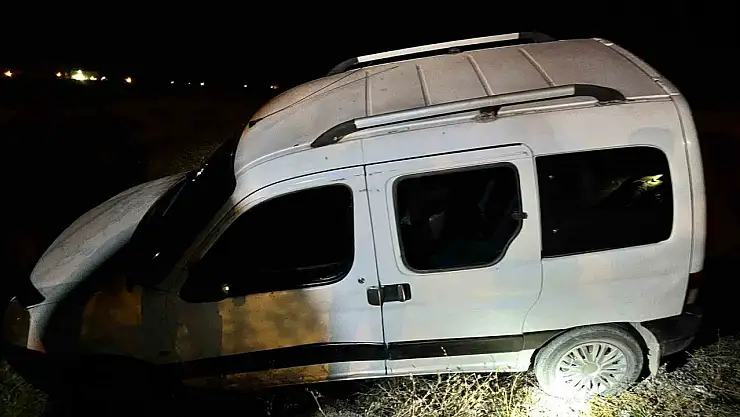 Van'da hafif ticari kamyonet takla attı 2 yaralı, kaza soruşturuluyor