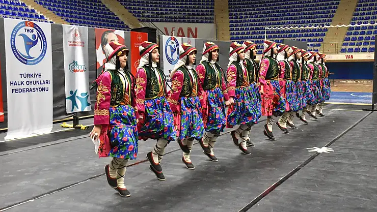 Van'da Halk Oyunları İl Birinciliği Yarışması düzenlendi