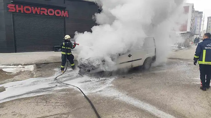 Van'da hareket halindeki kamyonet alev aldı
