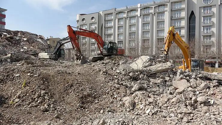 Van'da hasarlı binalar yıkılıyor