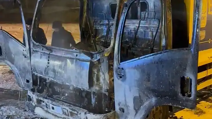 Van'da havai fişekli saldırı: Çöp kamyonu küle döndü