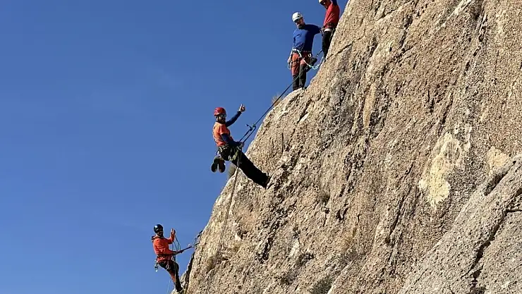 Van'da İlk Kez Çok İp Boylu Kaya Tırmanışı Eğitimi Düzenlendi