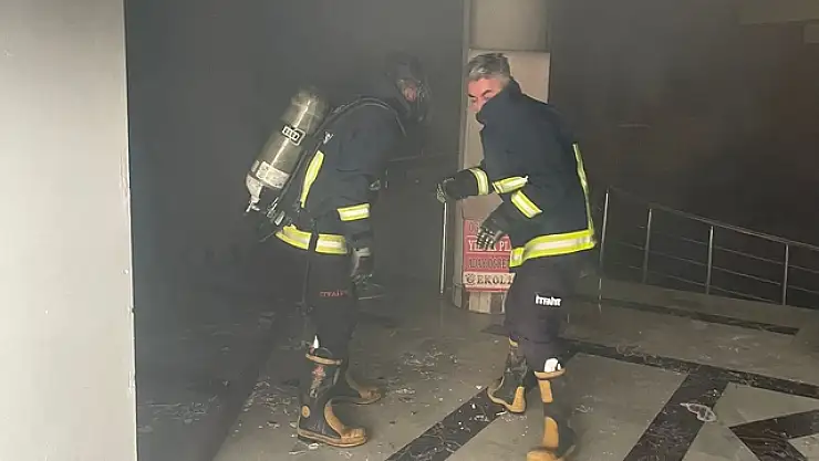 Van'da İş Merkezinde Meydana Gelen Yangında 4 Dükkan Hasar Gördü