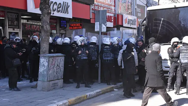 Van'da izinsiz yürüyüşe polis müdahale etti: 172 gözaltı