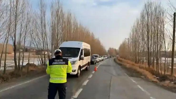 Van'da jandarma ekiplerinden geniş çaplı trafik kontrolü