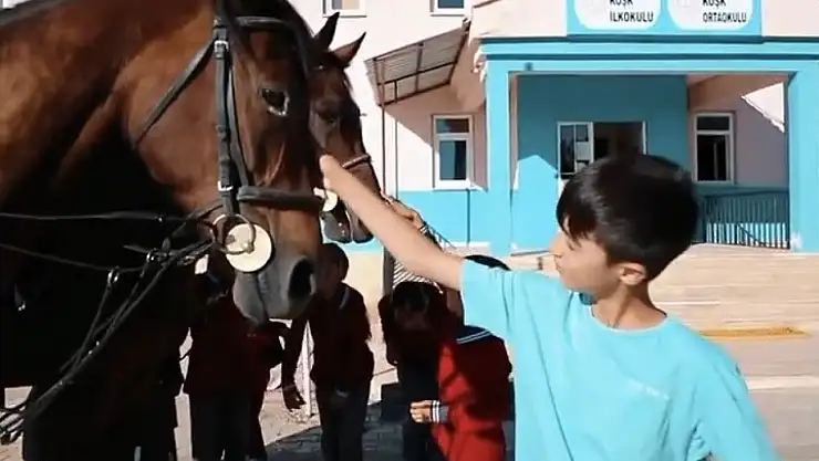 Van'da Jandarma, Okul Güvenliği İçin Denetimleri Artırdı, Çocukları Atlı Timlerle Sevindirdi
