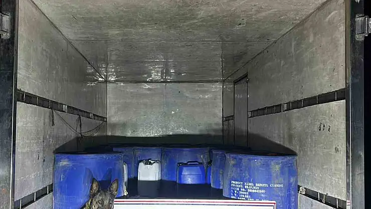Van'da Jandarmadan Kaçak Kimyasal Madde Operasyonu: 3.710 Litre Asetik Asit Ele Geçirildi
