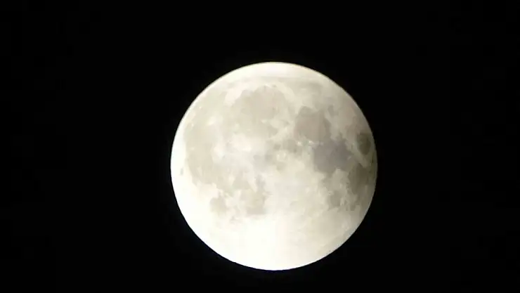 Van'da Kanlı Ay tutulması gökyüzü meraklılarına eşsiz bir görsel şölen sundu