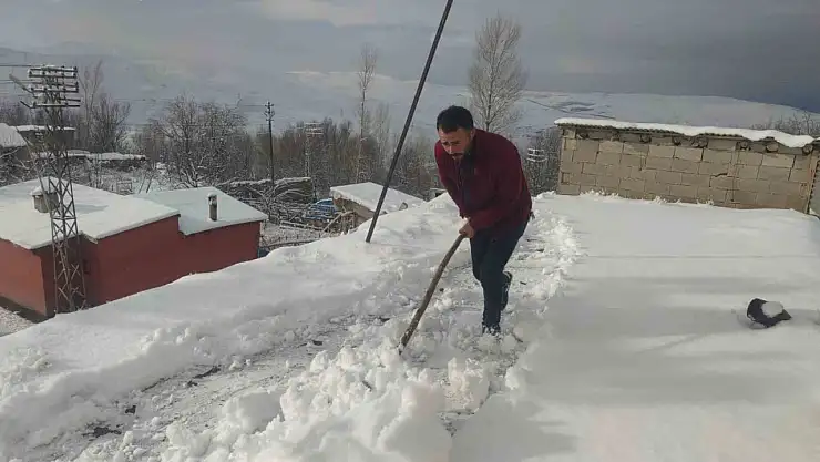 Van'da kar yağışı 17 yerleşim yerini kapatırken, mahsur kalanlar yolda kalan araçlarını kurtardı